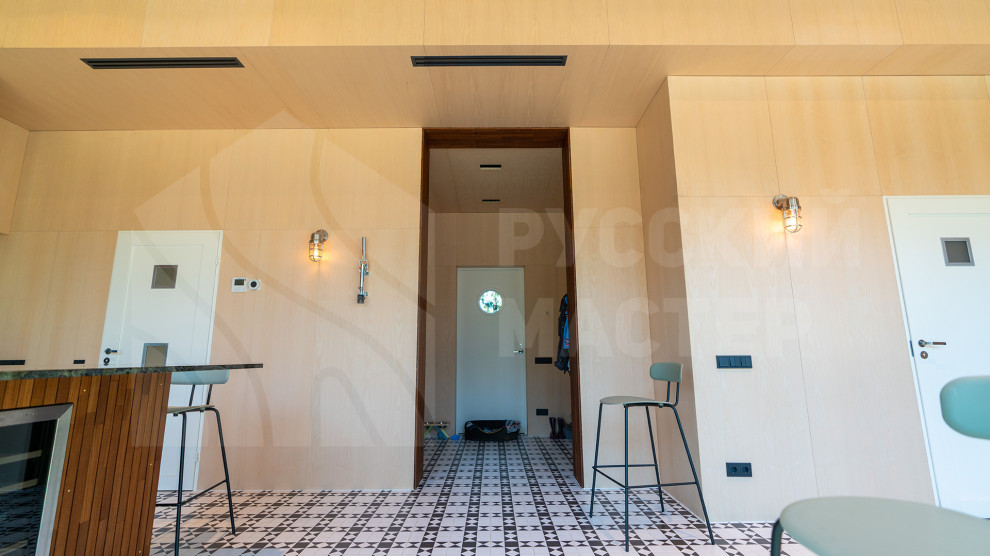 Гостевой дом: фасад из скандинавской доски, рейки из тика и шпонированные панели