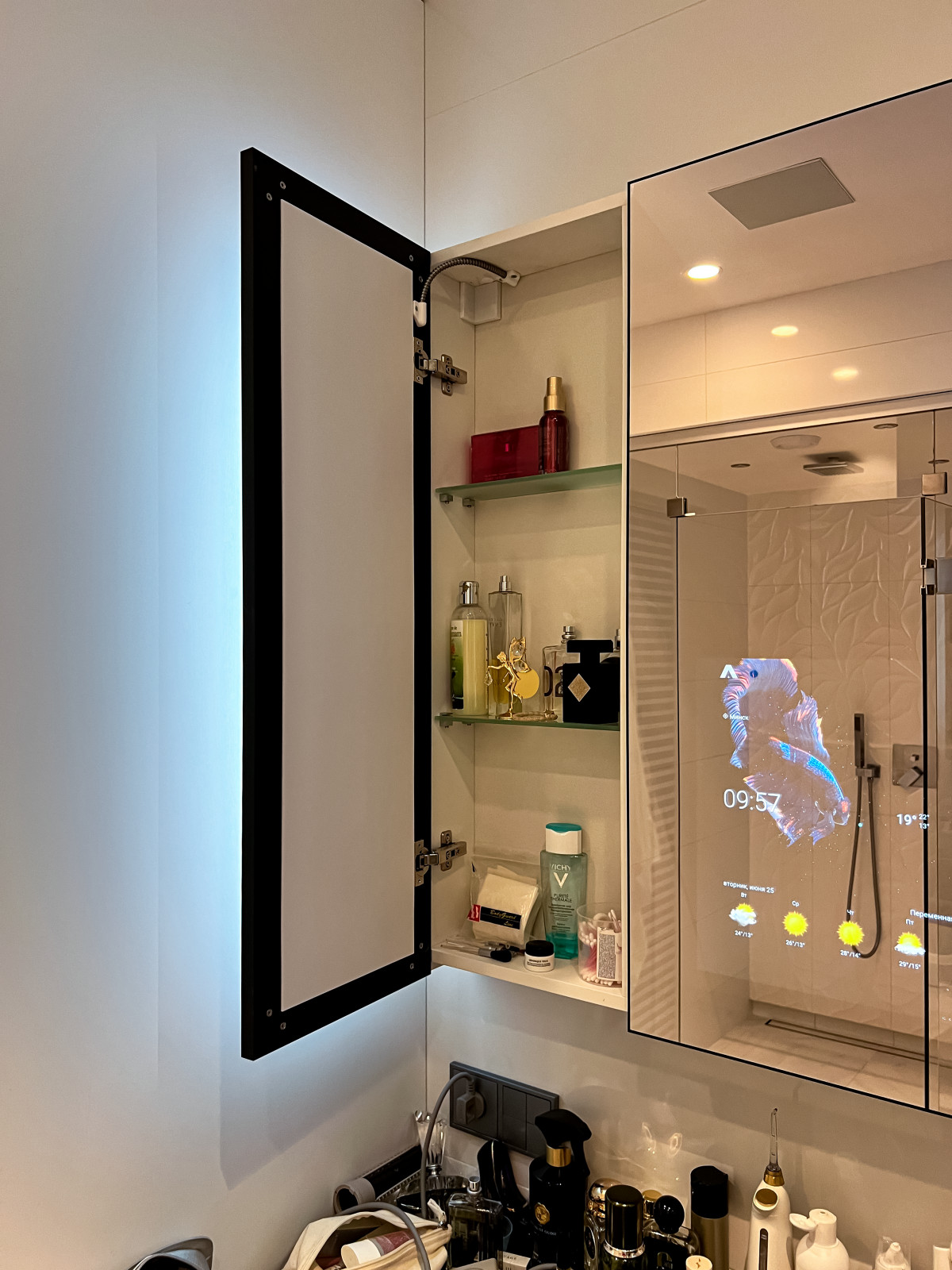 Шкаф для ванной с зеркальным интерактивным фасадом - умная мебель для ванной!