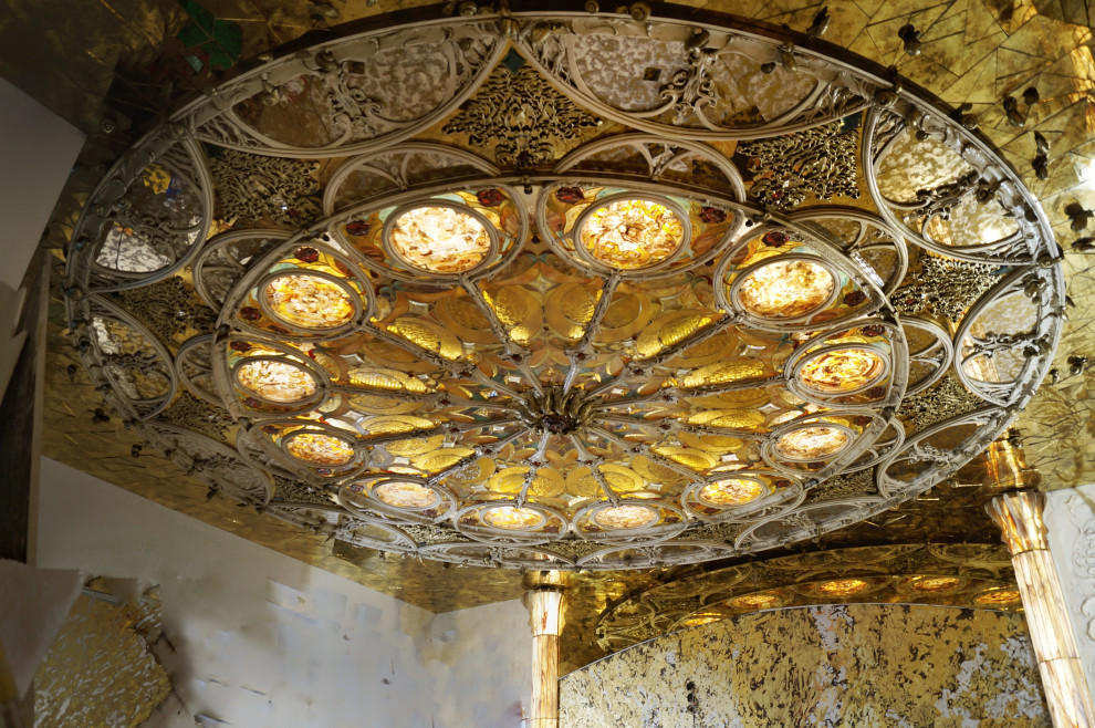 Подвесной витражный потолок и витражные колонны в проекте Алексея Коробки.