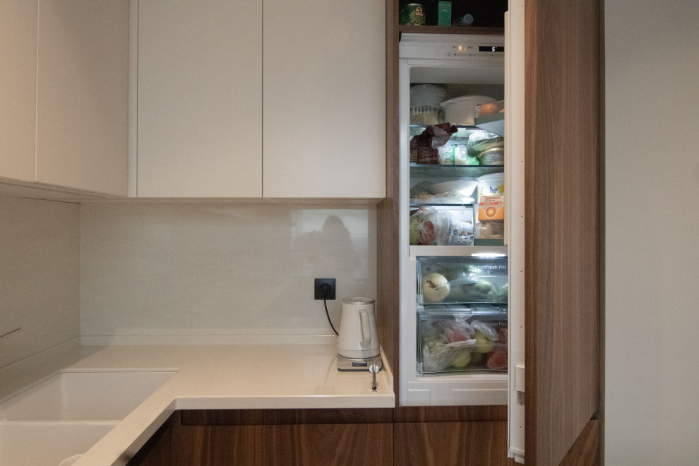 Кухня в стиле минимализм с фасадами под "темное дерево"