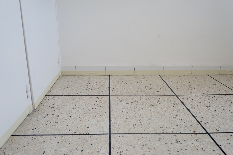 Своими рукам: Как покрасить кафельную плитку на полу в белый цвет