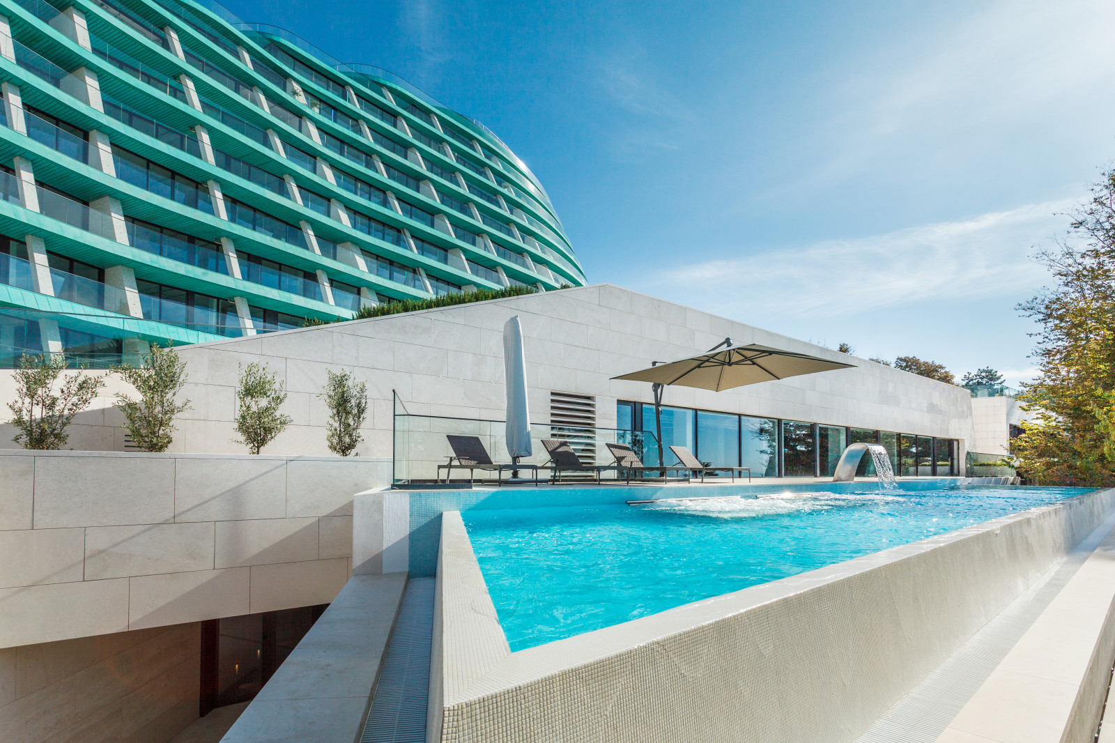 Открытый бассейн infinity в REEF RESIDENCE.