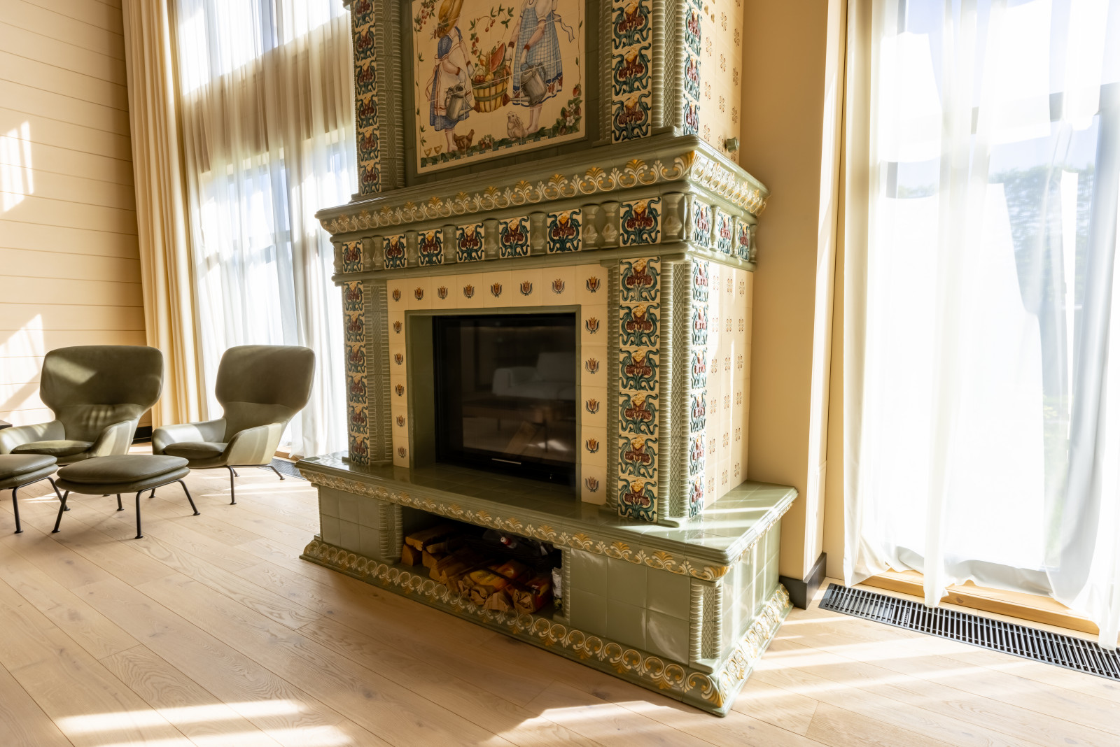Камин в изразцовой облицовке Арт Нуво