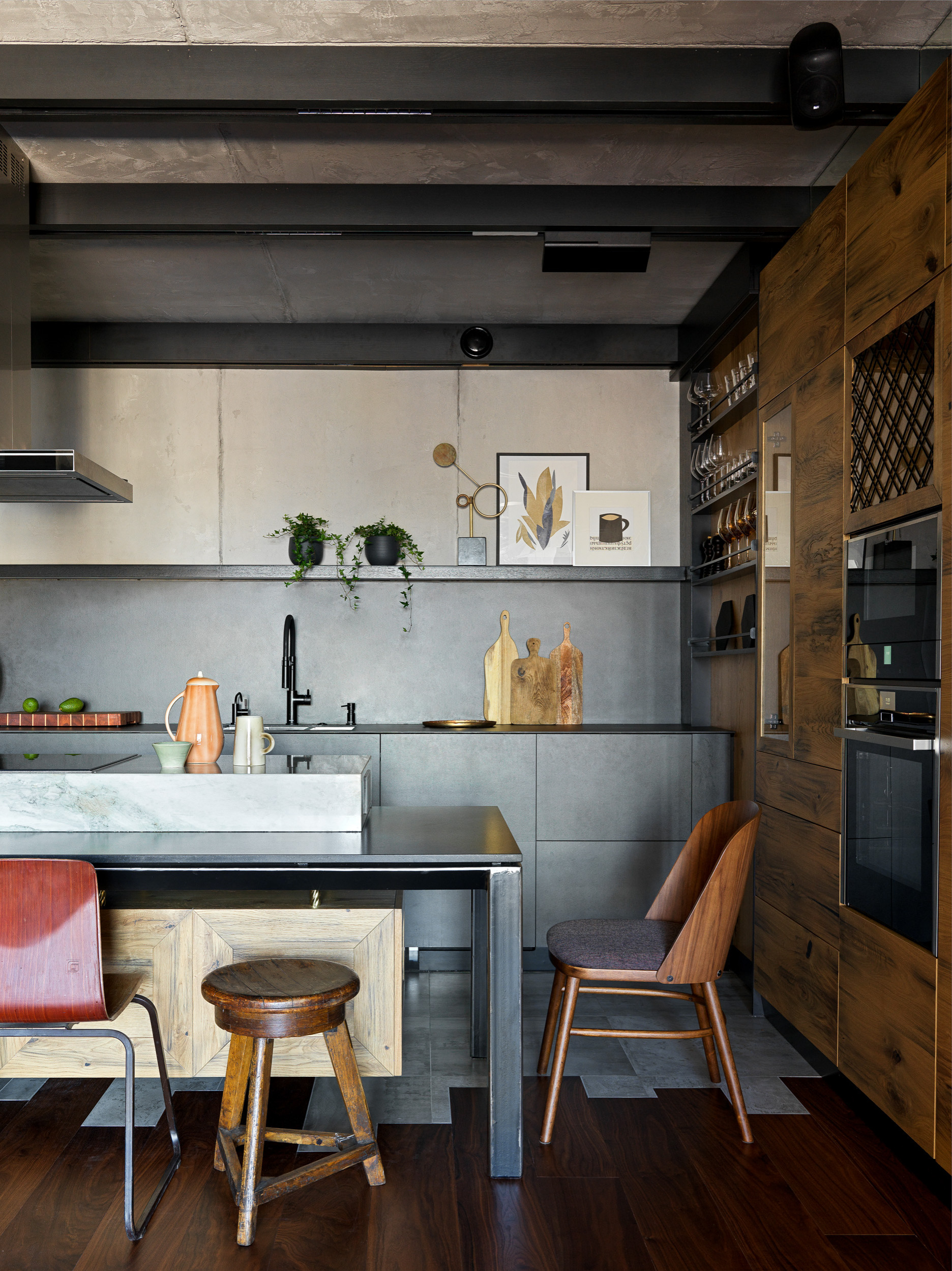 Houzz тур: Брутальная квартира с комнатой для коллекции гитар