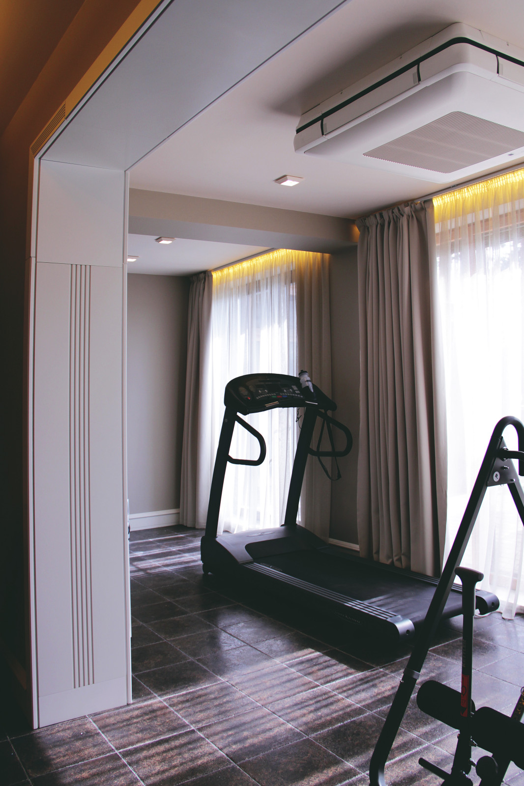 Загородная усадьба у озера.