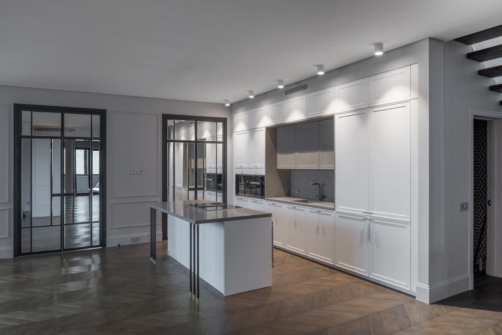 Кухня с островом и зеркальными дверьми.