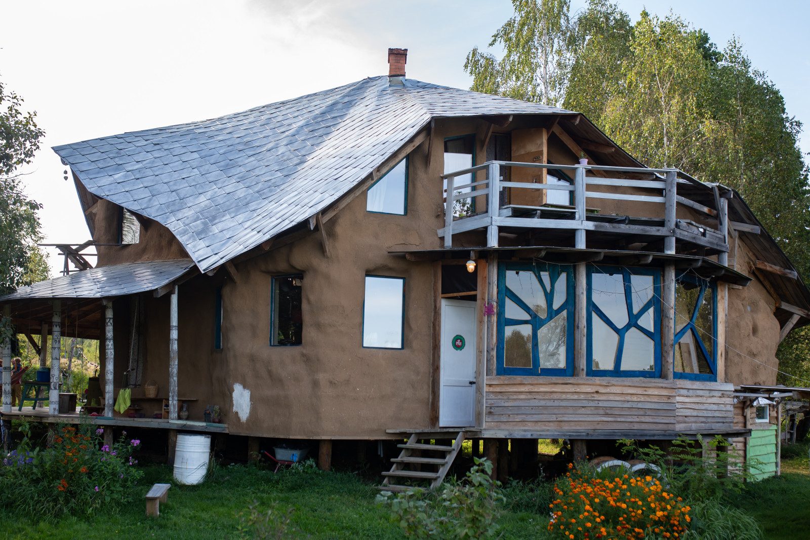 В гостях: Соломенный дом с русской печью