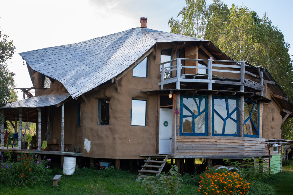 В гостях: Соломенный дом с русской печью