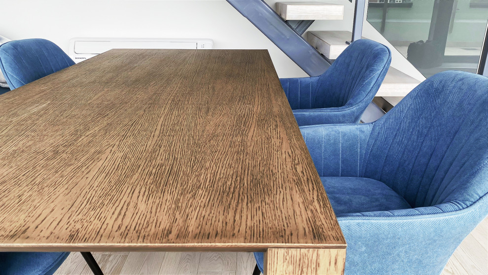 Обеденный стол.