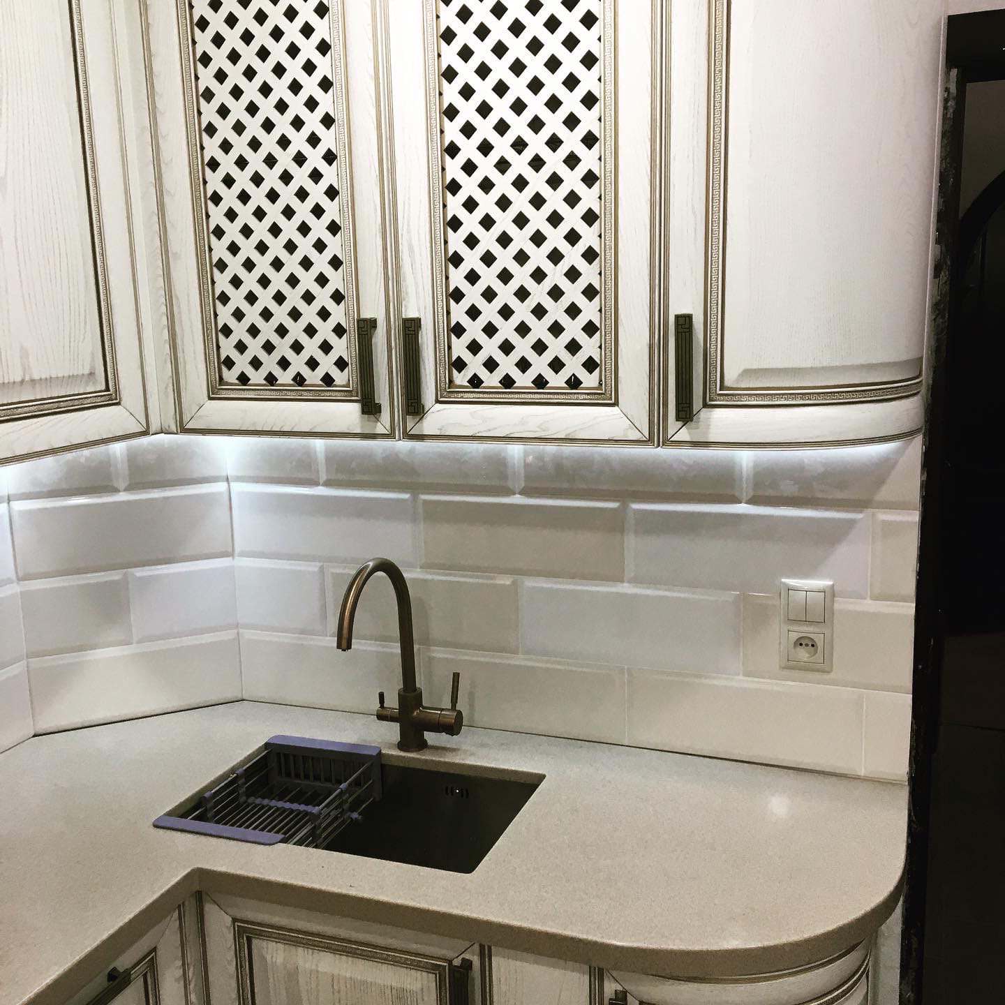 массив ясеня с патиной бронза, каменная столешница