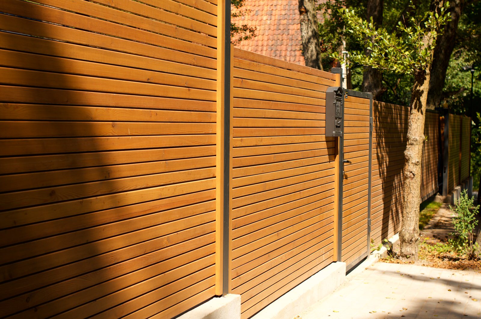 Стильный горизонтальный забор из лиственницы