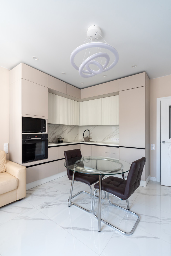 Бежевая кухня с рельефными фасадами