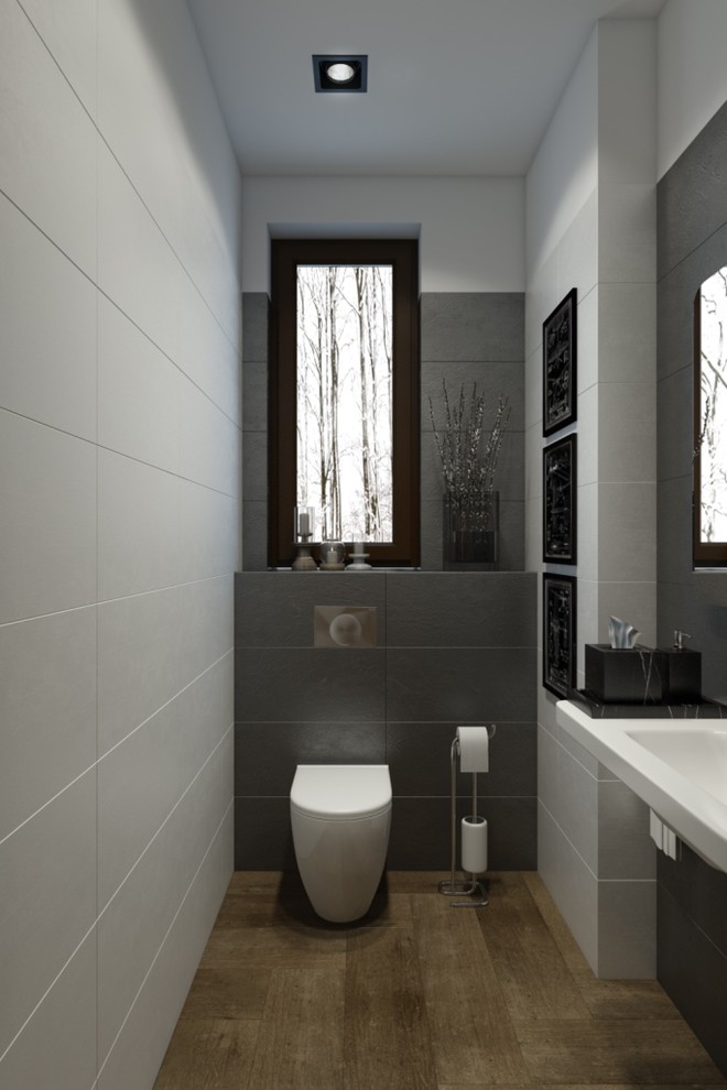 Маленькое пространство с окном в гостевом туалете