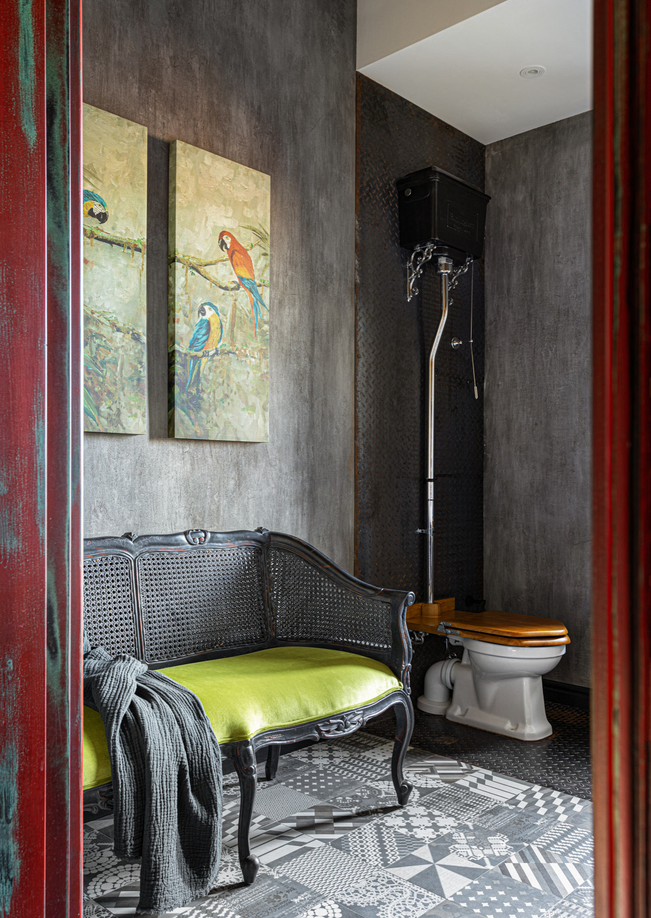 Houzz тур: Дом с напольным бордюром из старых чугунных плит