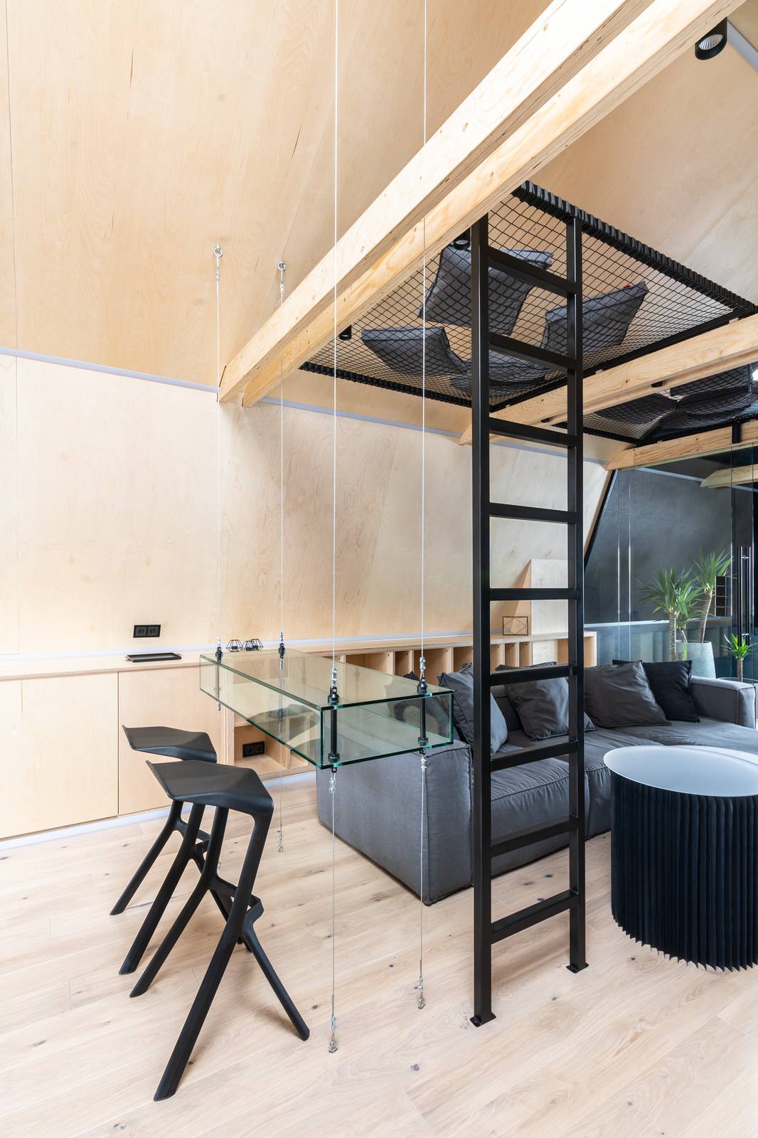 Проект недели: Мансарда с двухъярусной ТВ-зоной и зимним садом