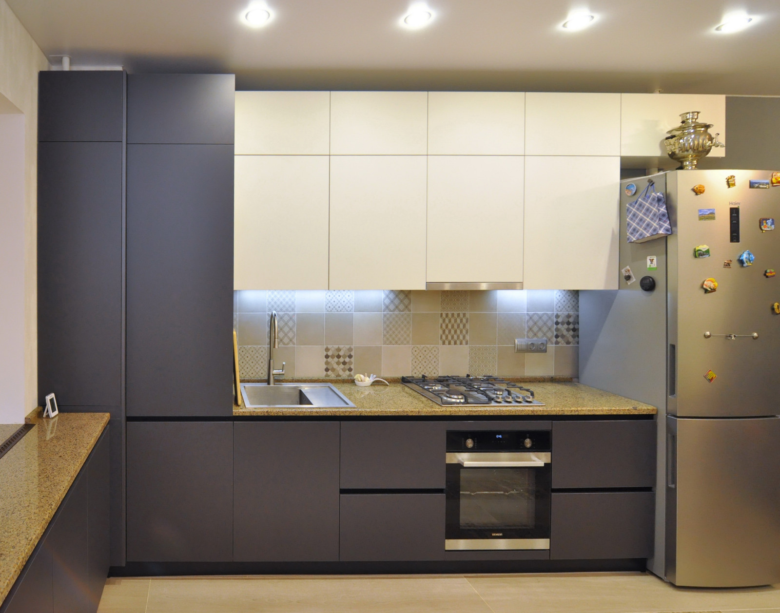 Кухня без ручек фасады Алвик