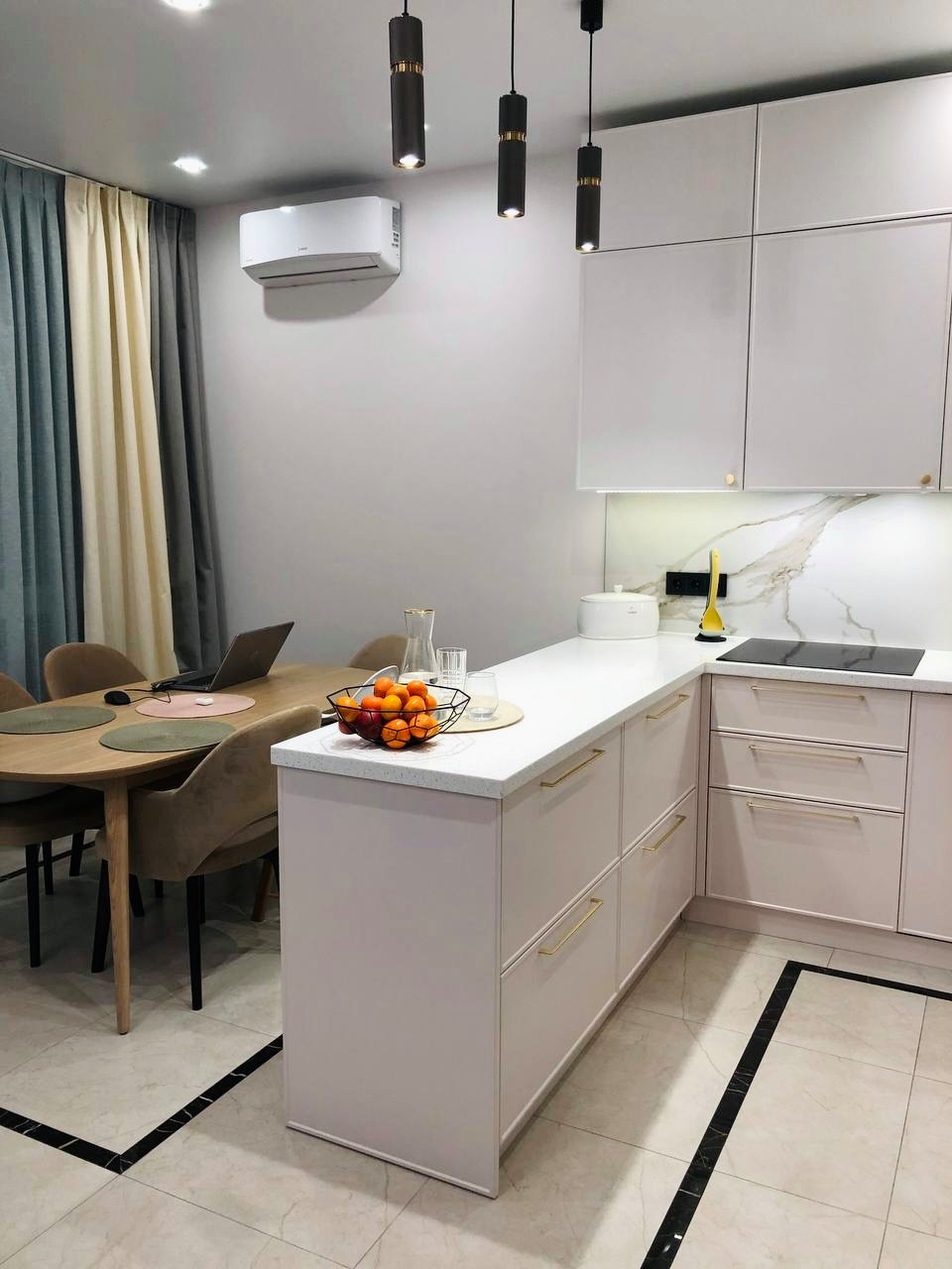 Нежная кухня в пудровых оттенках