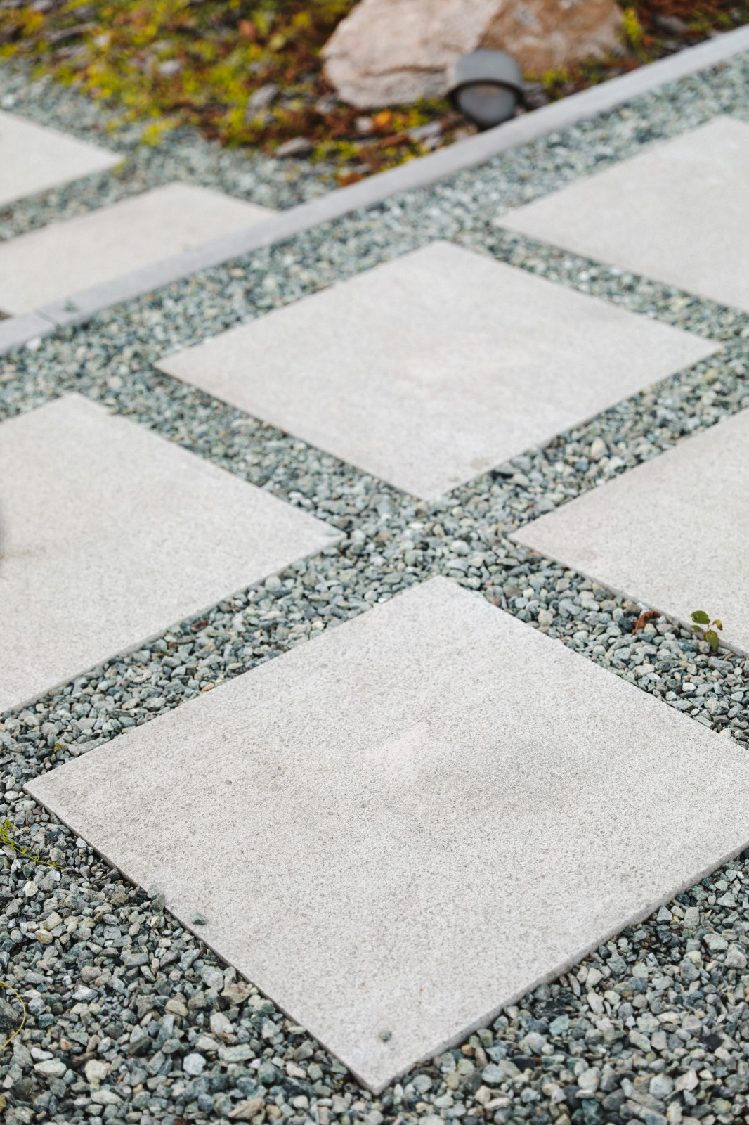 Оформление территории у офисного здания