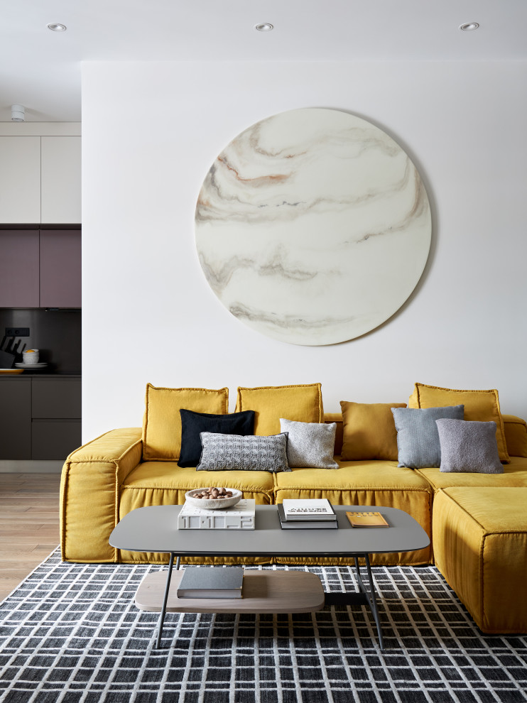 Яркая квартира с желтым диваном и голубой стеной в спальне