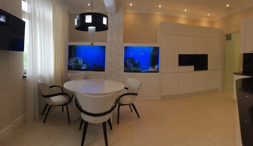 Кухня-волна, совмещенная с аквариумами