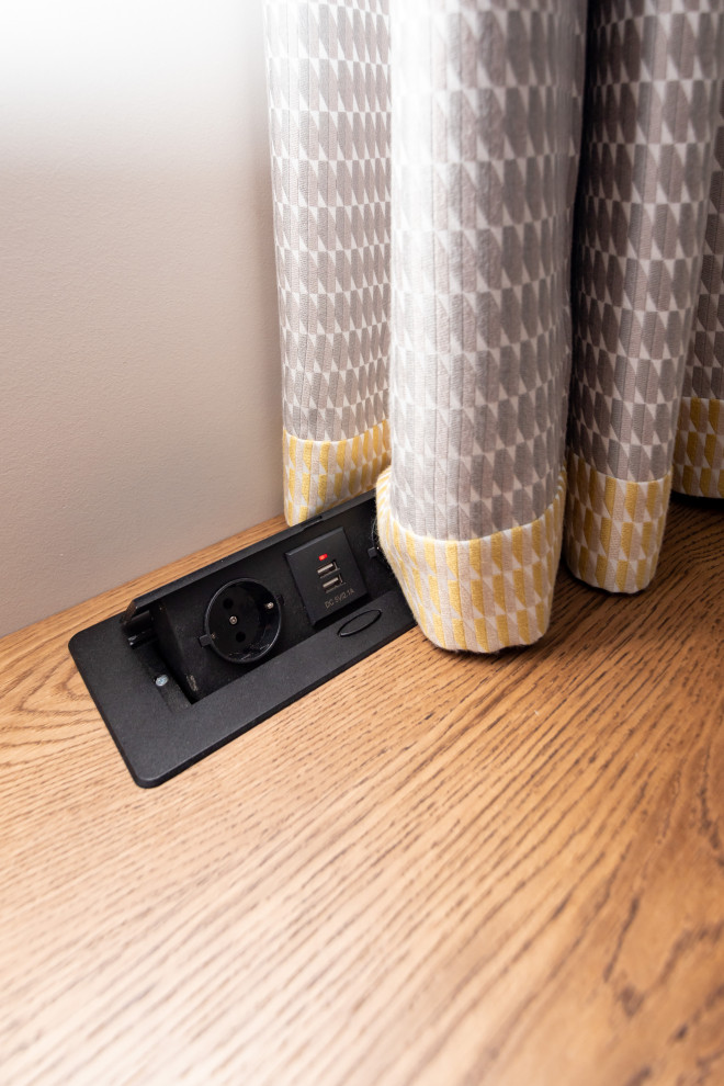 Меблировка спальни: шкаф, стеллаж и стол-подоконник