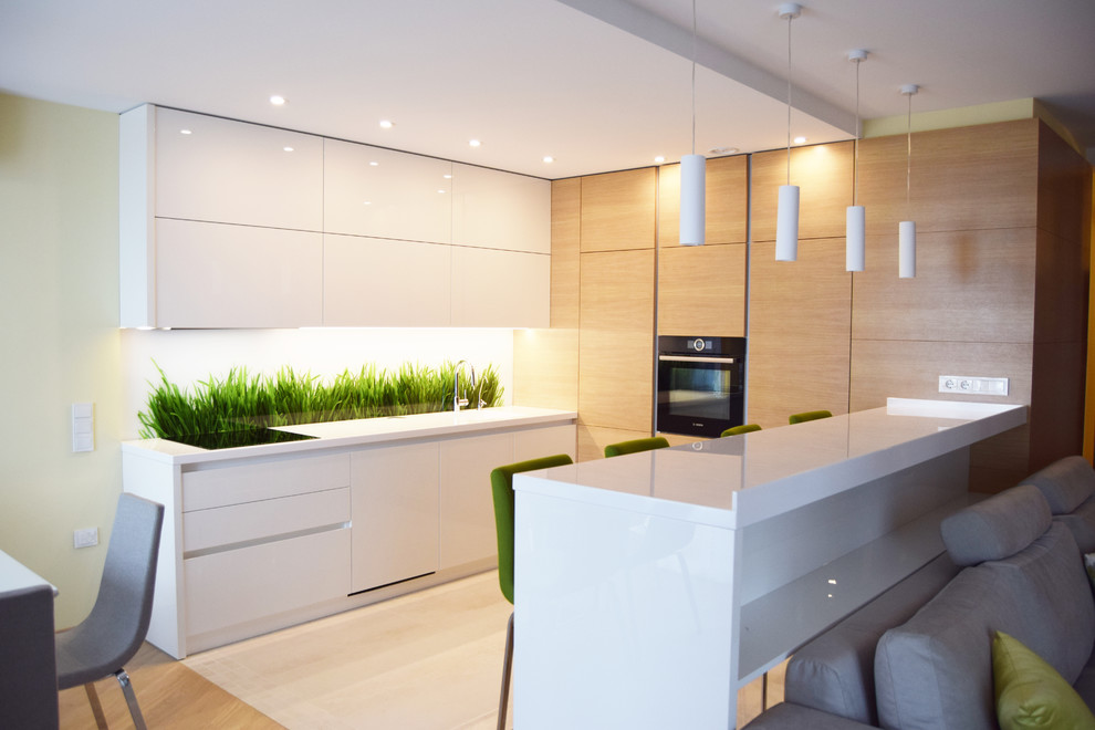 Обложка проекта: Кухня-столовая с белыми фасадами и фасадами из шпона