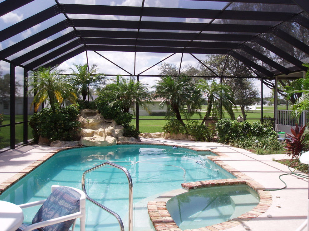 Вольер с навесом из поикарбоната для бассейна и патио