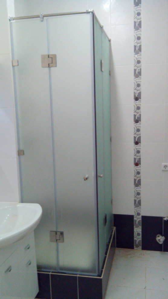 Обложка проекта: Душевое ограждение с дверцами матовое стекло