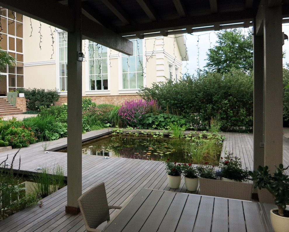 Сад с геометричным водоемом