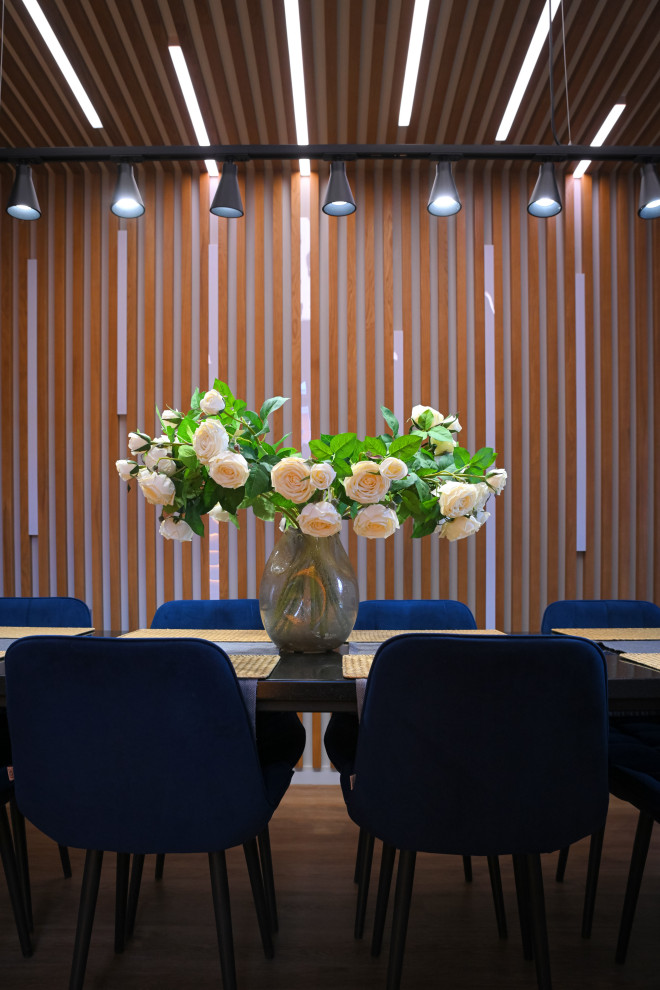 Коттедж в Чукреевке с природными фресками и рейками с подсветкой