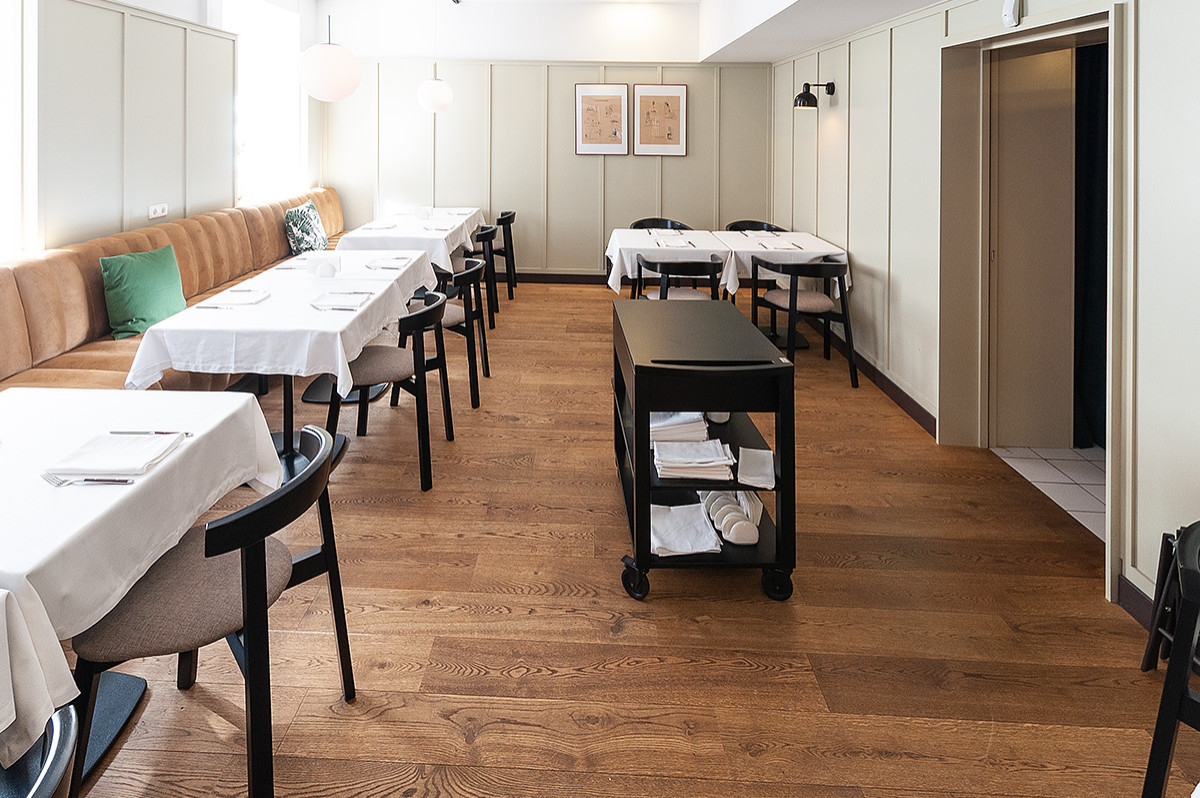 Ресторан Le Gosse в Минске. Паркетная доска.