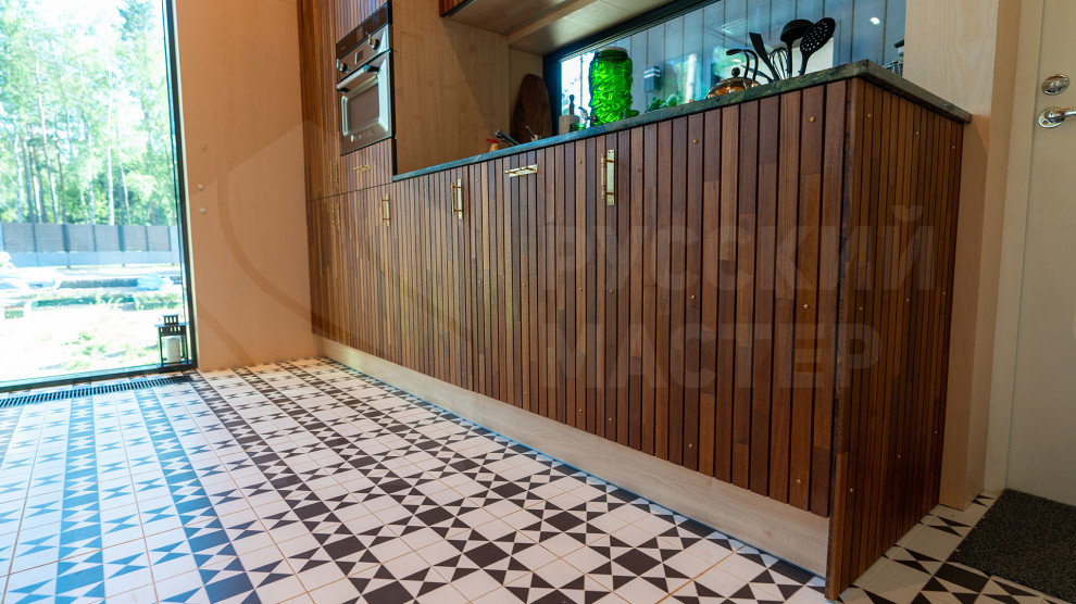 Гостевой дом: фасад из скандинавской доски, рейки из тика и шпонированные панели