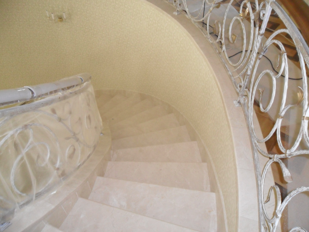 Обложка проекта: Лестница,подоконники, столешница из испанского мрамора Крема марфил.
