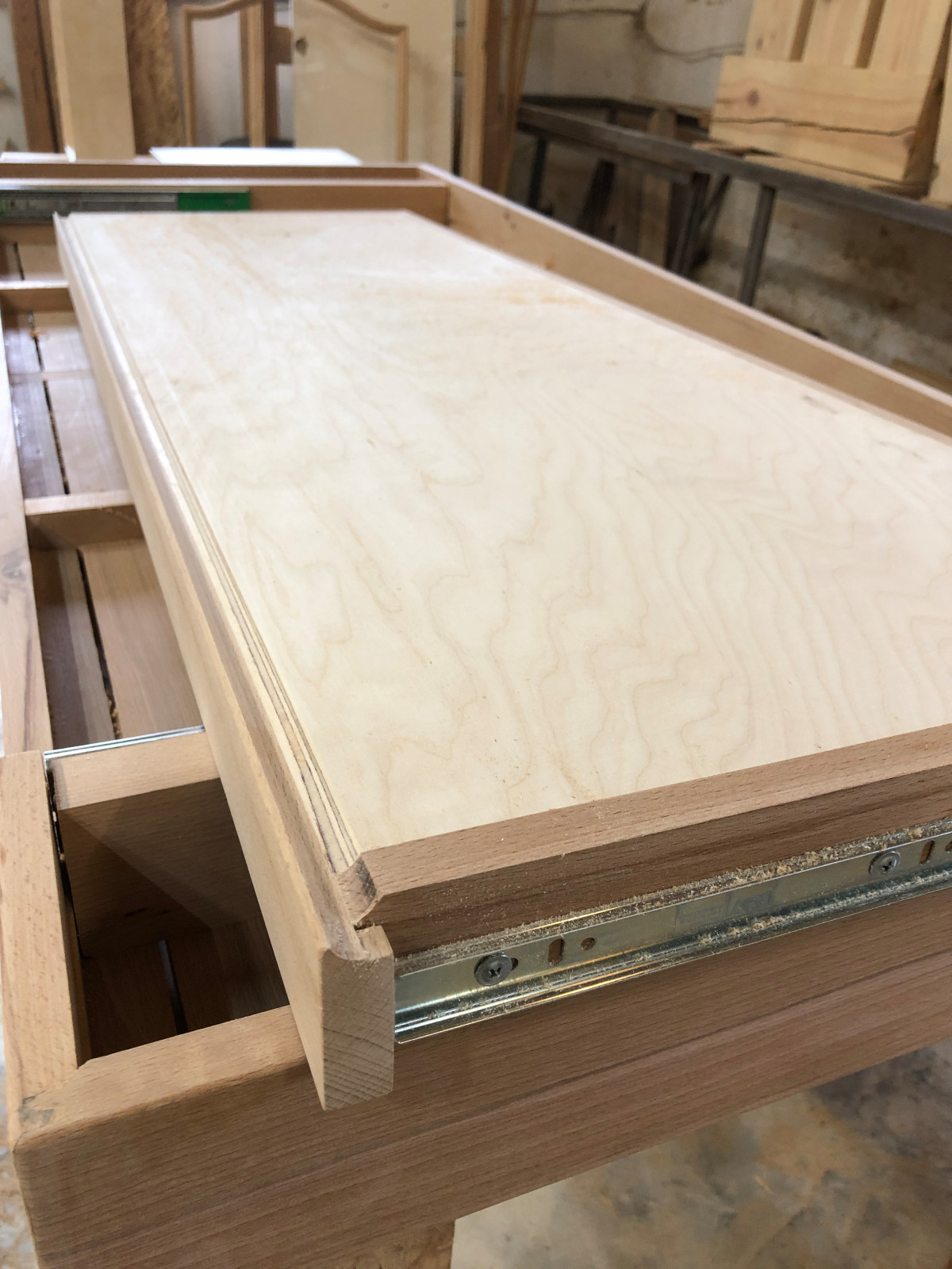 Рабочий стол из массива бука и липы