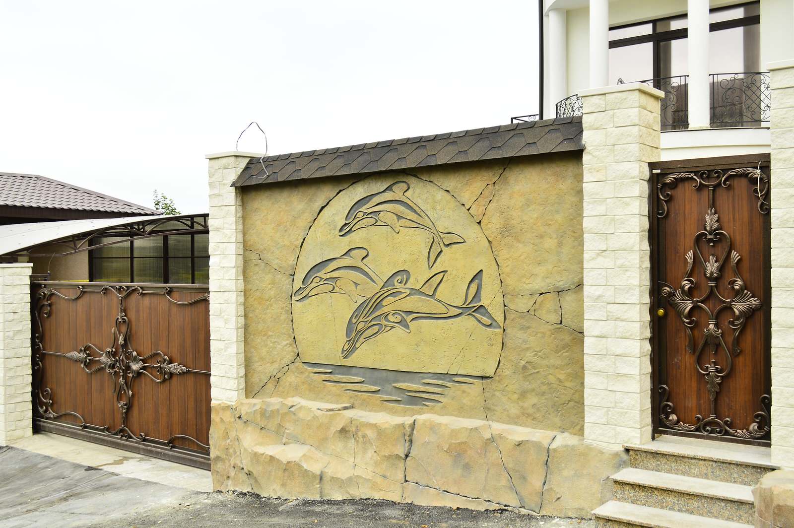 Ворота и калитка скованым накладным орнаментом