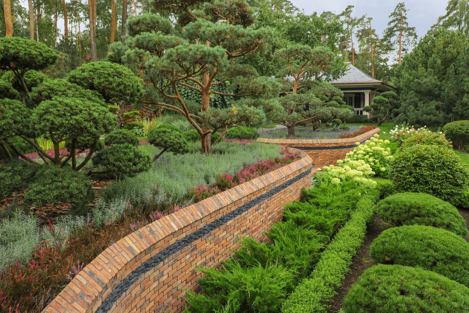 Коттеджный сад в Барвихе (дизайн и исполнение компании "Imperial Garden")