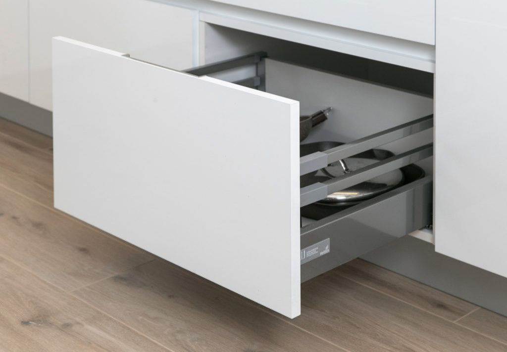 Белая глянцевая кухня с деревянными светлыми фасадами