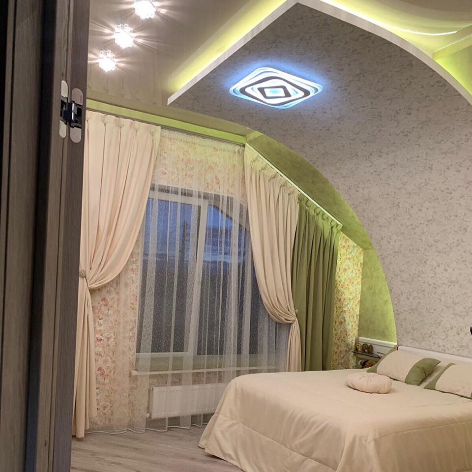 Шторы и покрывало в едином стиле. Загородный дом.