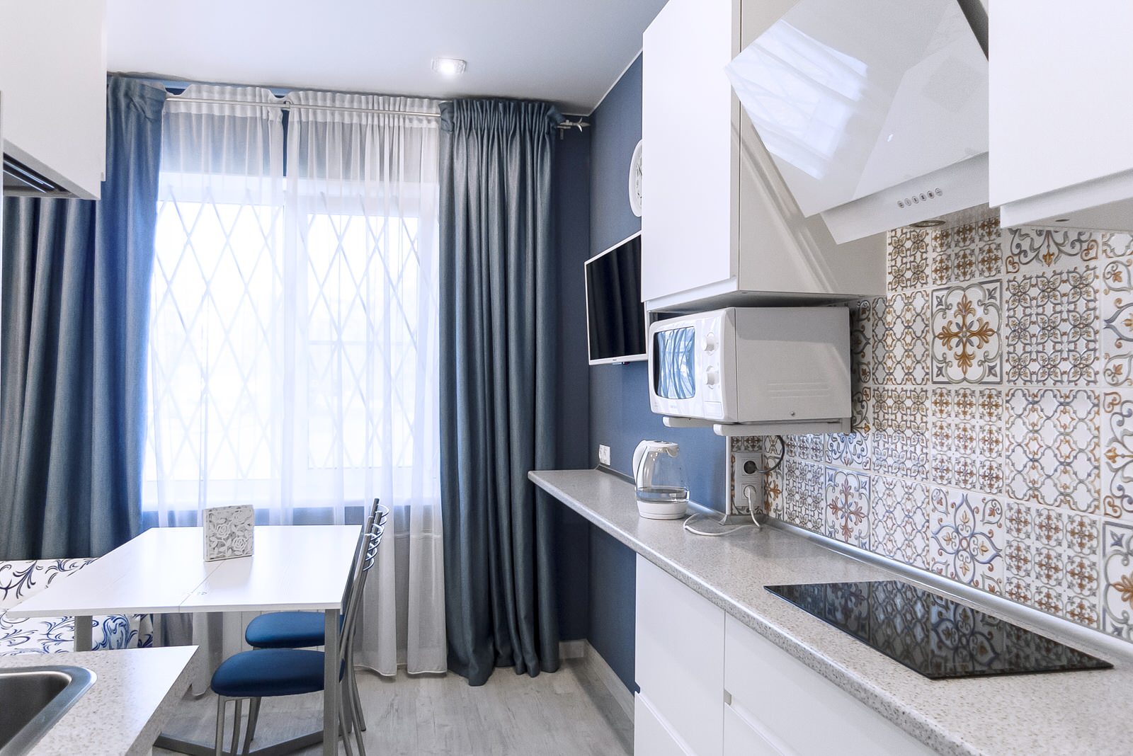 Кухня в синем наряде