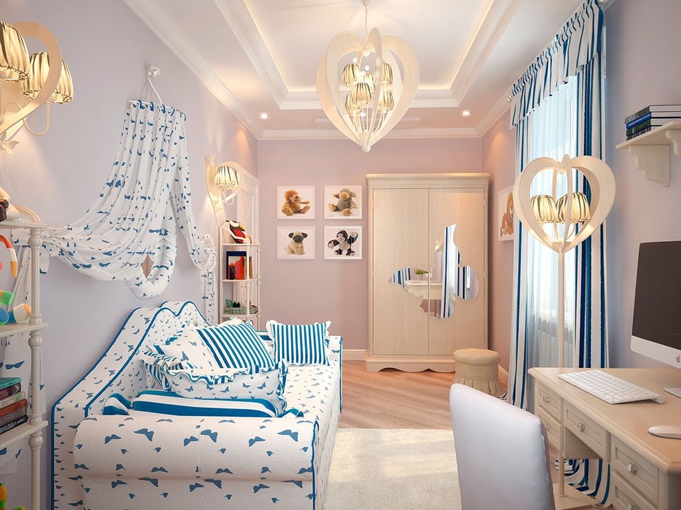 У Ростральных колонн