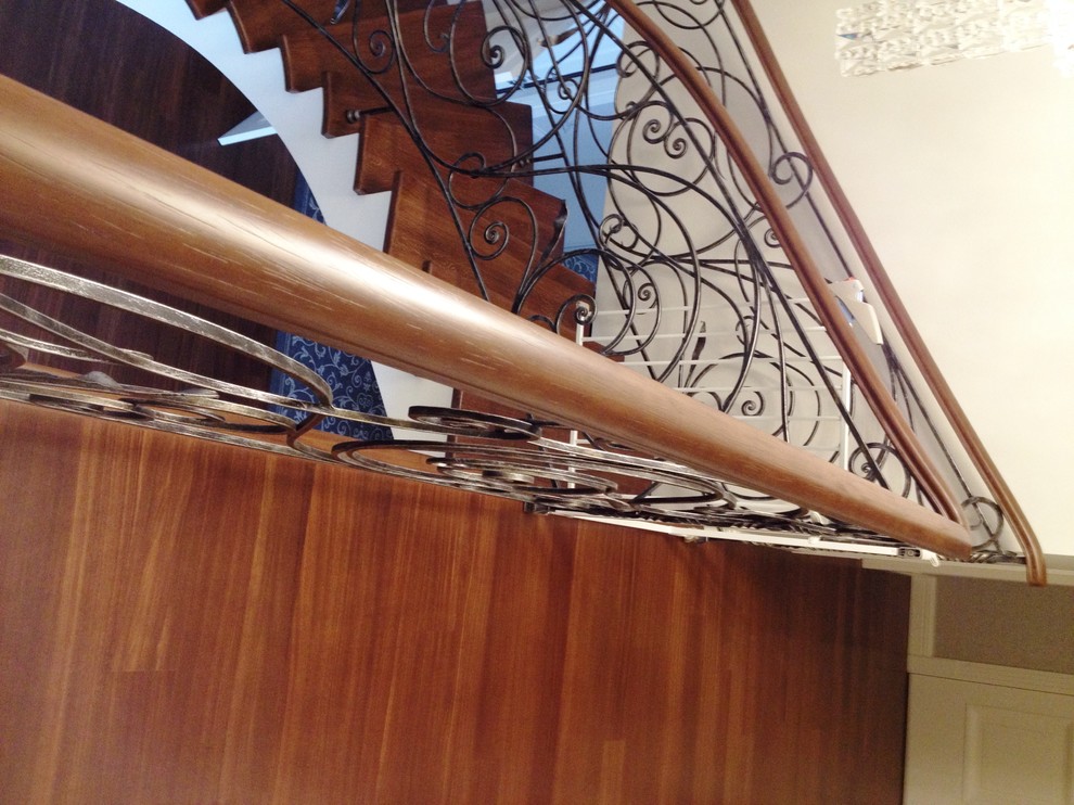 Облицовка  бетонного марша, ступеньки  из  массива  дуба, кованное  ограждение,