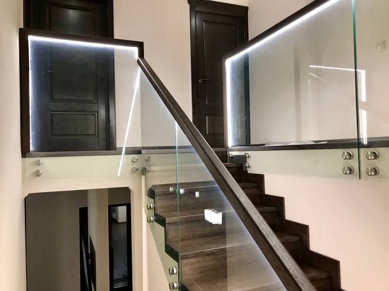 Лестница с подсветкой в поручне