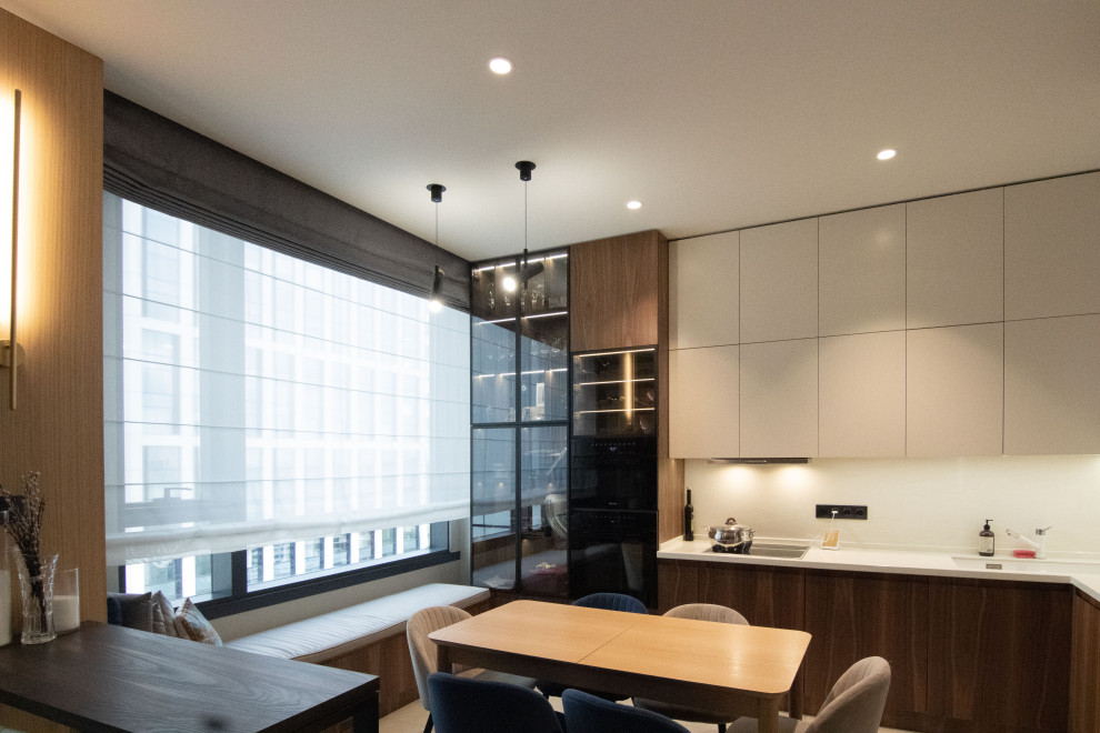 Кухня в стиле минимализм с фасадами под "темное дерево"