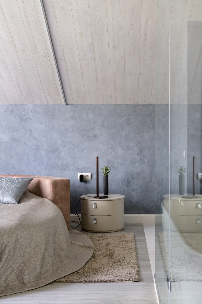 Яркая мансарда в загородном доме