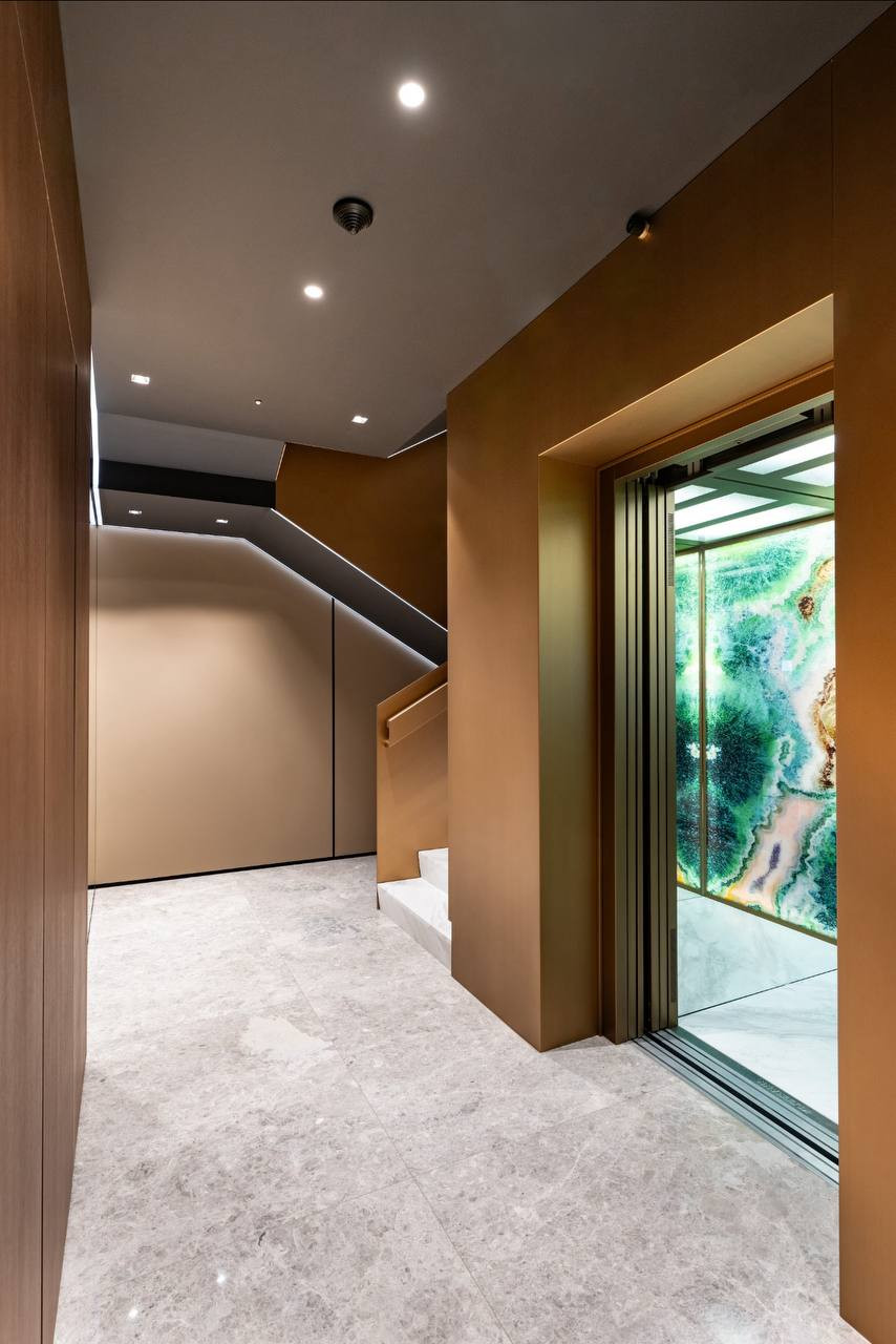 Облицовка стен латунью