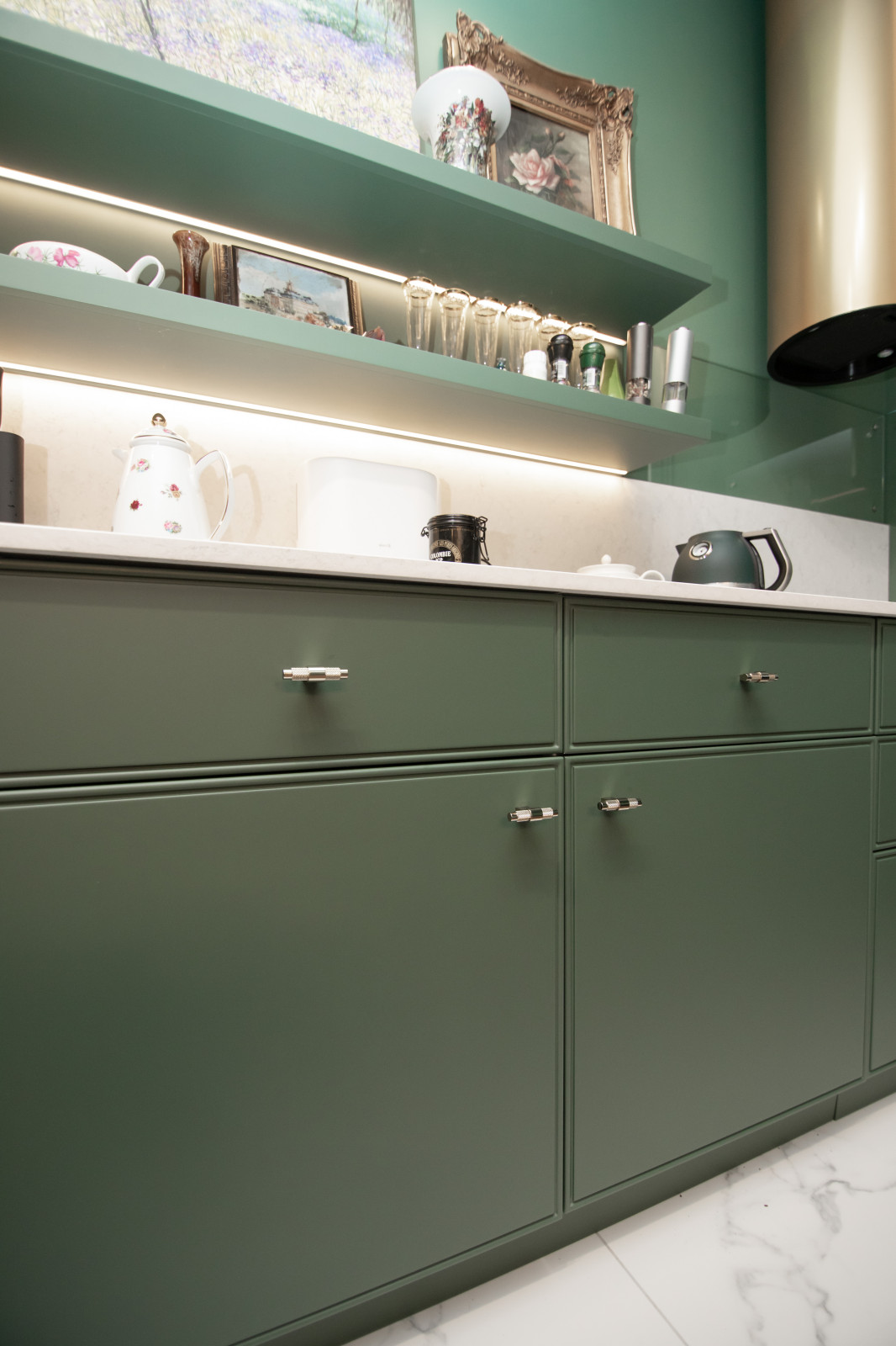 Стильная неоклассическая кухня в темно-изумрудном цвете