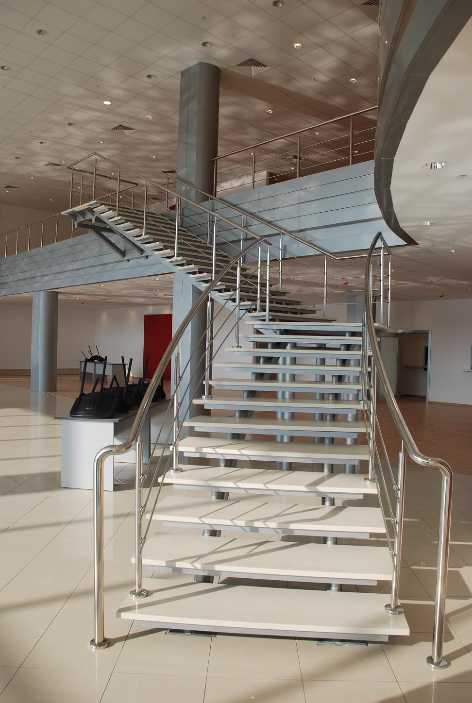 Обложка проекта: Автосалон Тойота на Новорижском шоссе, ступени из агломерата