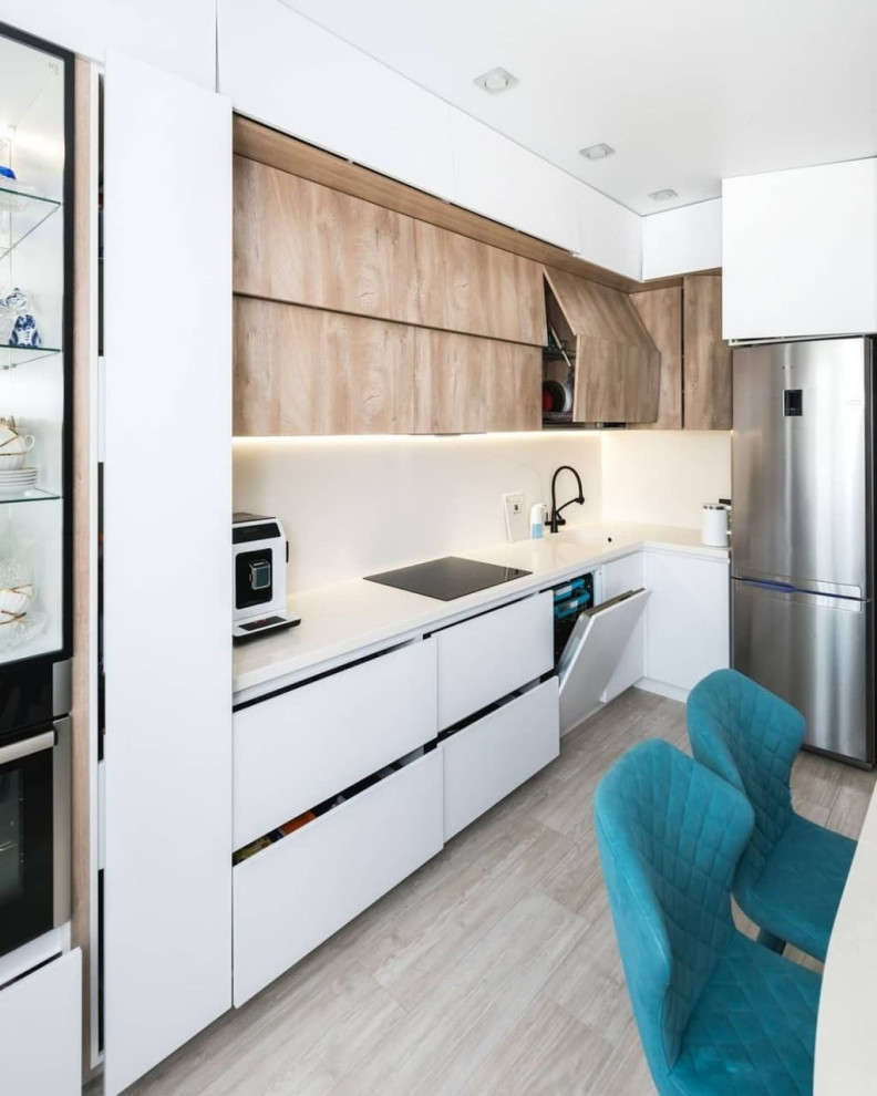 Белая угловая кухня со стеклянной витриной и бутылочницей