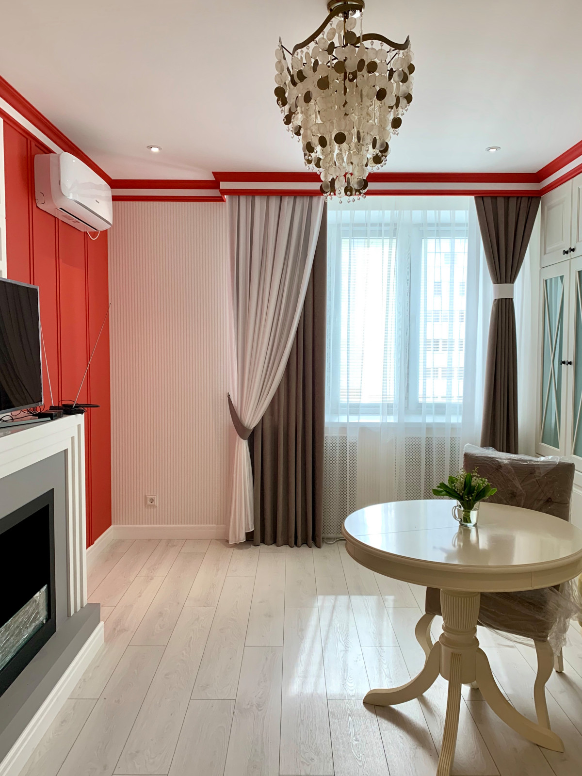 Обложка проекта: Шторы в яркой гостиной