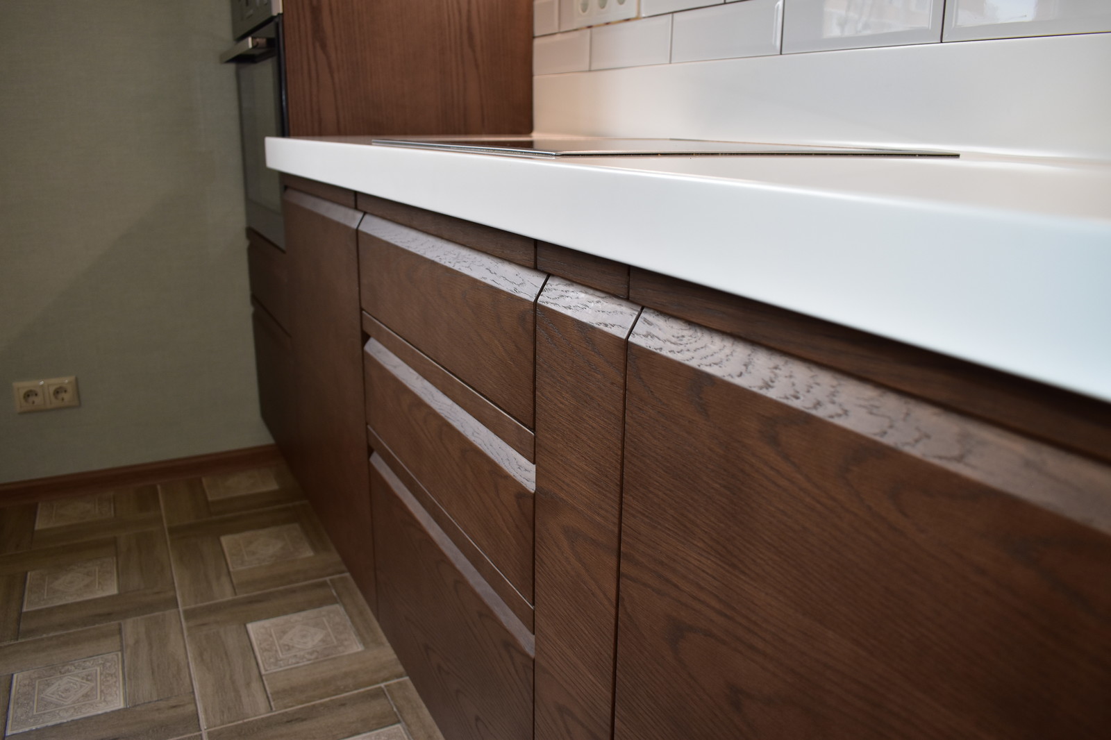 Кухня Пиано с интегрированной ручкой в фасад. Материал шпонированный МДФ